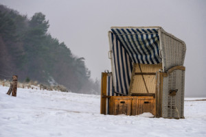 Ein Strandkorb an der Ostseeküste im Winter.